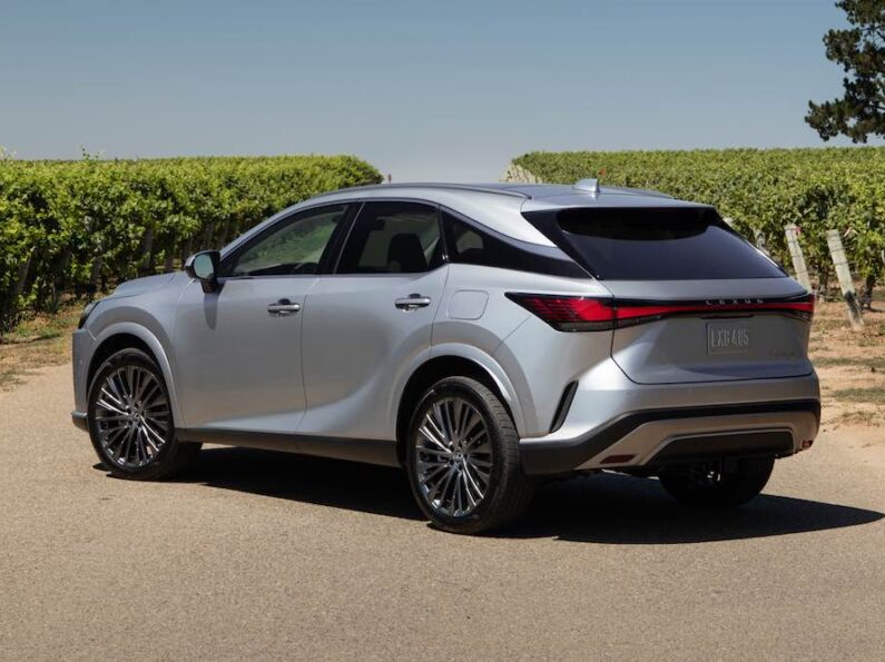 Sin cables ni esperas: El Lexus RX 350h 2026 frente al desafío de la infraestructura eléctrica actual